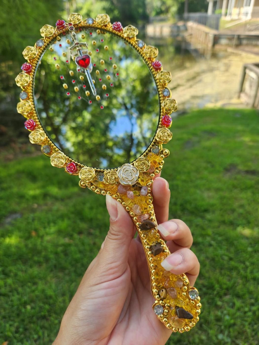 Espelho personalizado dourado com rosas, pedrarias e crushed glass, criado por intuição